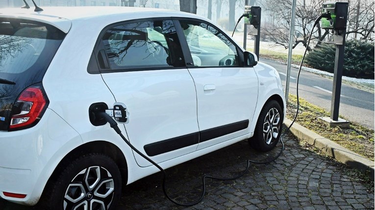 Anketa: Većina hrvatskih građana razmišlja o kupnji električnog auta ili hibrida