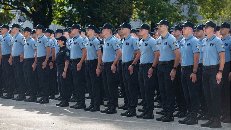 Prisegnulo 670 mladih policajki i policajaca