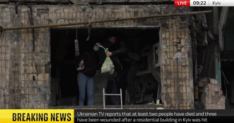 VIDEO Novinarka: Ovako Ukrajinci pokazuju otpor, penju se u razrušenu zgradu