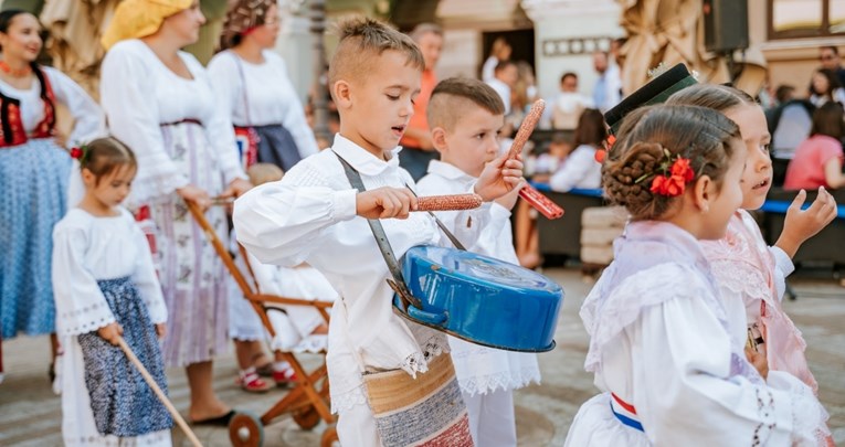 U Vinkovcima se 2000 mališana obuklo u narodnu nošnju, slike su preslatke