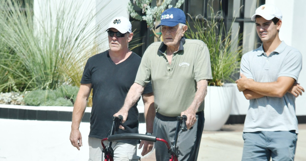 Bivši James Bond (84) snimljen u rijetkom izlasku: "Izgledao je jako krhko"