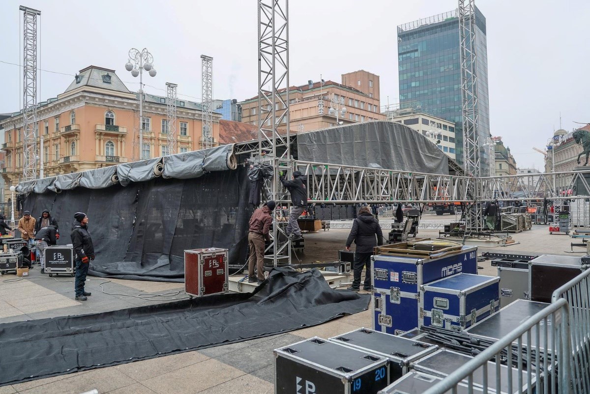 FOTO Na Trgu bana Jelačića krenula montaža pozornice za doček