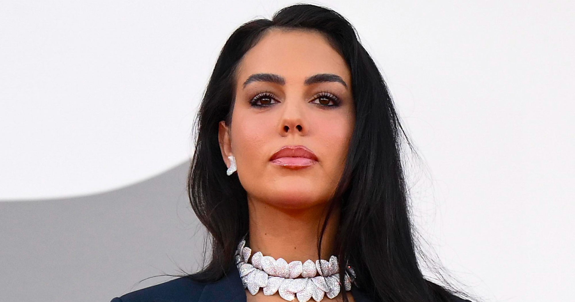 Georgina privukla pažnju u Veneciji, nosila je tamnoplavi komplet s dekolteom