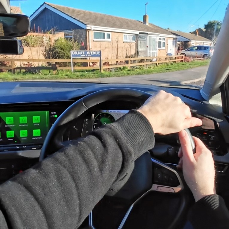 Jeste li dobar vozač? Onda sigurno znate koja metoda upravljanja volanom je ispravna