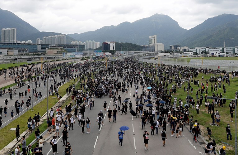 Nastavljeni prosvjedi u Hong Kongu, prvo u zračnoj luci pa u podzemnoj