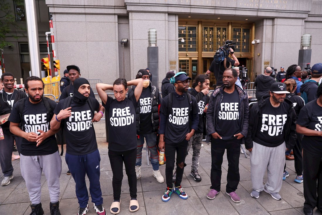 Diddyjeva obožavateljica izbačena iz sudnice, vikala mu: "Ovi gadovi ti se smiju"