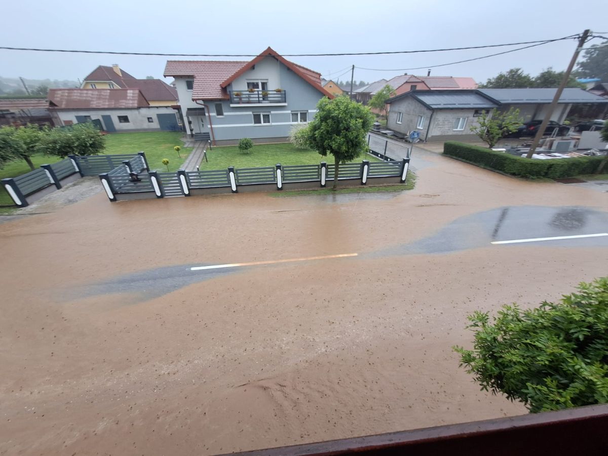 FOTO I VIDEO Nevrijeme i na sjeveru Hrvatske. Tuča, poplave, srušena stabla...
