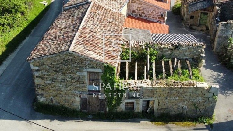 Oglasi: Kamena kuća za obnovu u Istri s pogledom na jezero prodaje se za 42.000 €