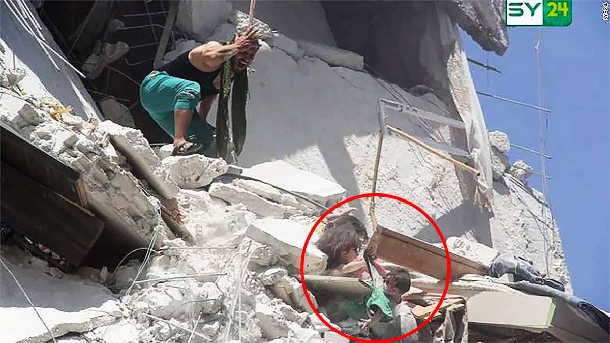 Potresno: Beba visi s raketirane zgrade u Siriji, sestra je drži za majicu