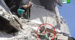 Potresno: Beba visi s raketirane zgrade u Siriji, sestra je drži za majicu