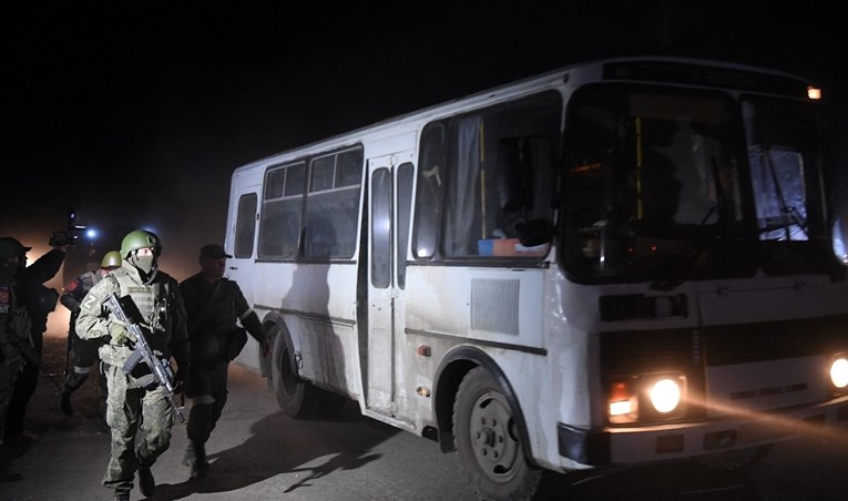 Iz Azovstala evakuirani ranjeni Ukrajinci, busevi ih vode u grad pod ruskom kontrolom