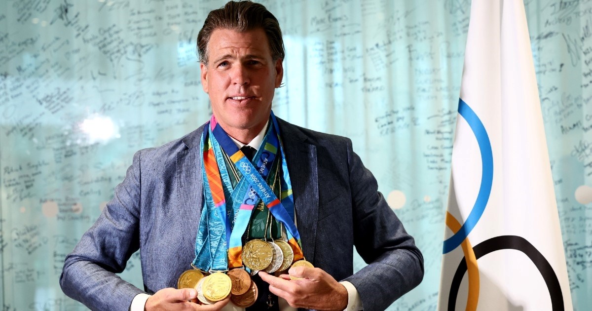 Bivši američki olimpijac preuzeo replike olimpijskih medalja koje je izgubio u požaru