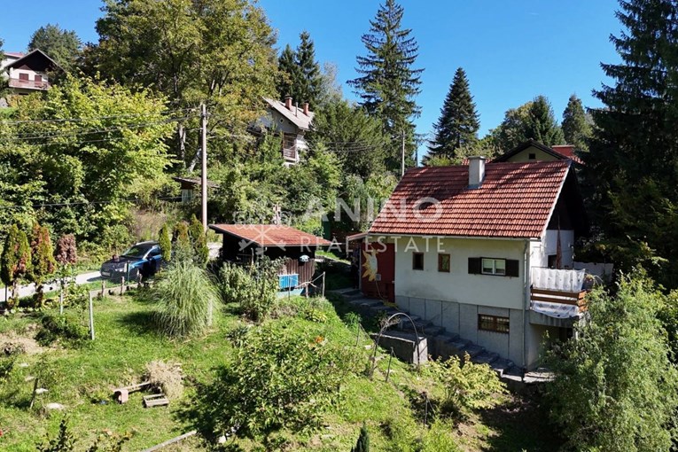 Na Hvaru se prodaje starina u prvom redu do mora