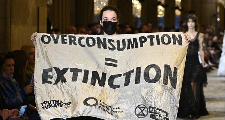 Klimatski prosvjednici upali na modnu reviju Louisa Vuittona u Parizu
