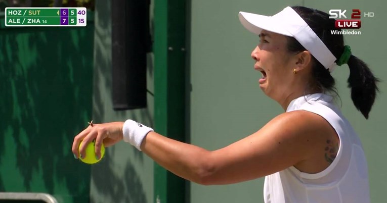 Pčela sletjela na ruku tenisačice. Pogledajte njezinu reakciju