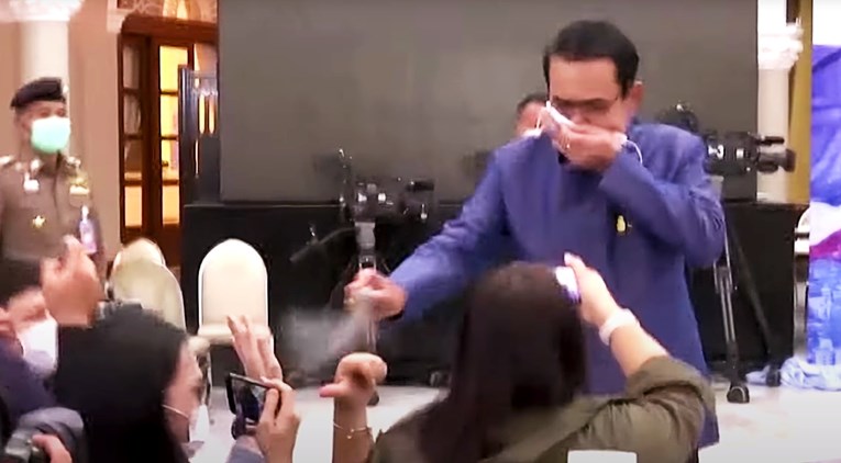 VIDEO Tajlandski premijer zbog pitanja dezinfekcijskim sredstvom prskao novinare