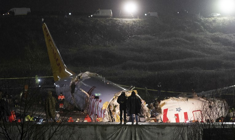 Troje mrtvih u zrakoplovnoj nesreći u Istanbulu, avion se raspao pri slijetanju