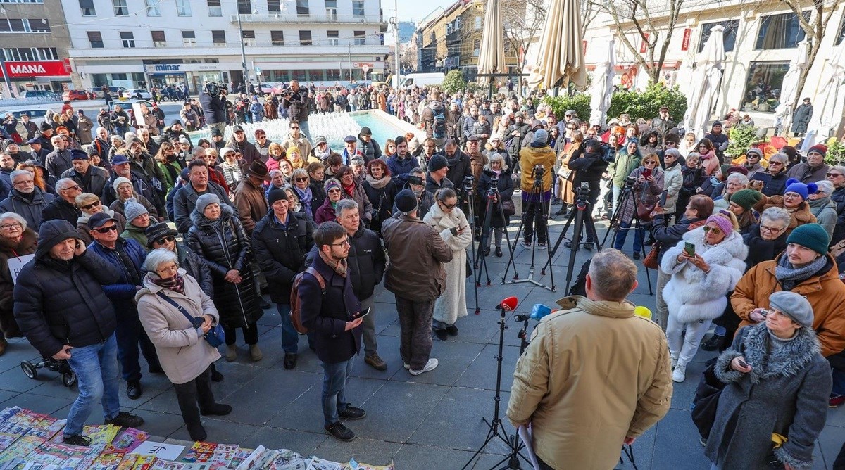 VIDEO Halo, inspektore organizirao prosvjed ispred HNB-a. Počeli s 5 minuta šutnje