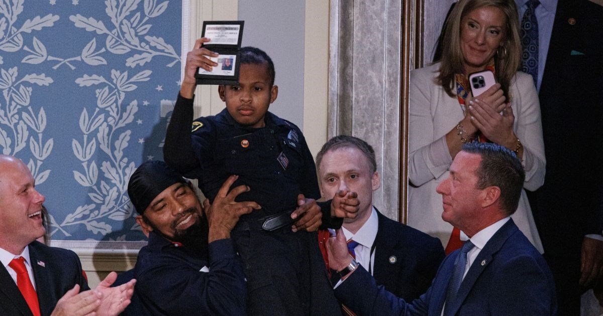 Dječaka ismijavali zbog policijske odjeće. Trump mu dao titulu počasnog tajnog agenta