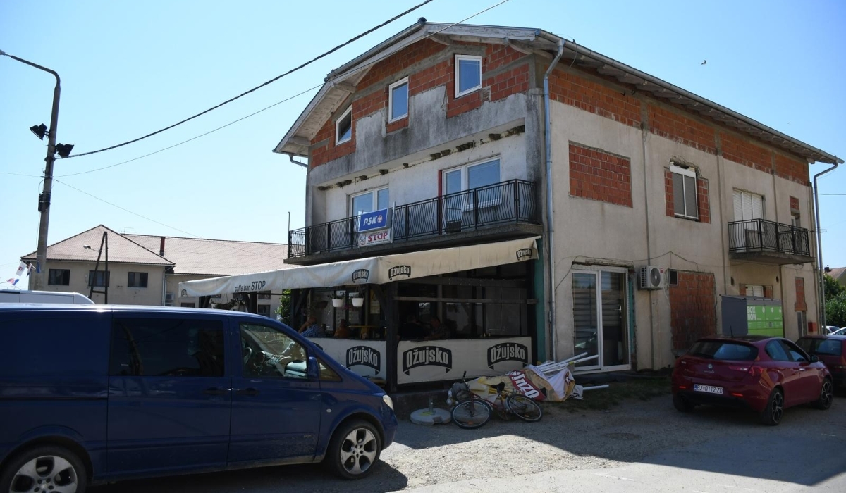 Posvađali se na proslavi Dana općine, jedan uzeo auto i zaletio se u ljude na terasi