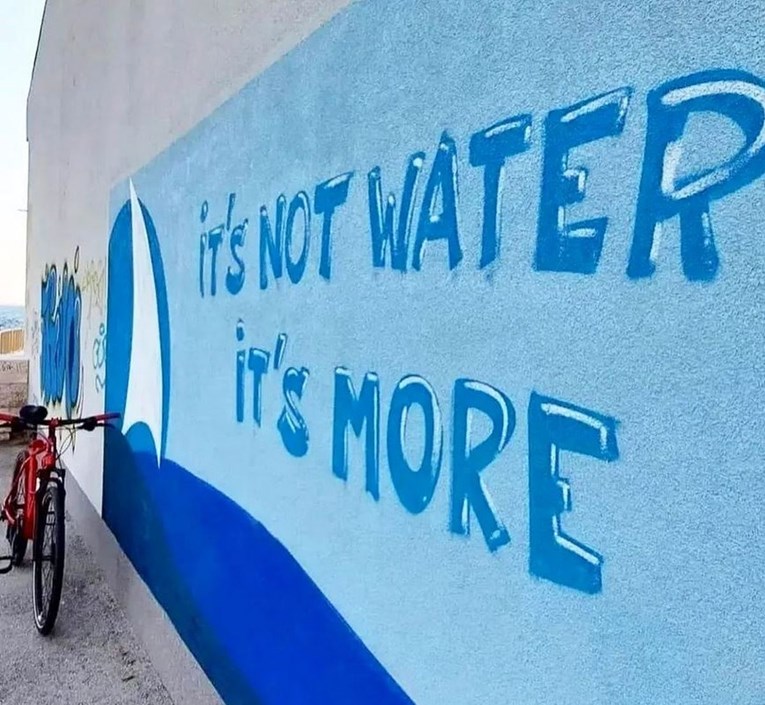 Grafit u Dalmaciji oduševio ekipu na Fejsu: "It's not water, it's more"