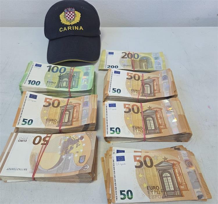 Nije prijavio 41.700 eura pri ulasku u Hrvatsku. Dobio veliku novčanu kaznu
