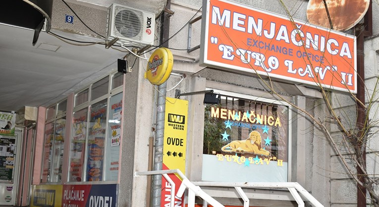 Srbi masovno mijenjaju dinare za eure. Što stoji za panične navale na mjenjačnice?