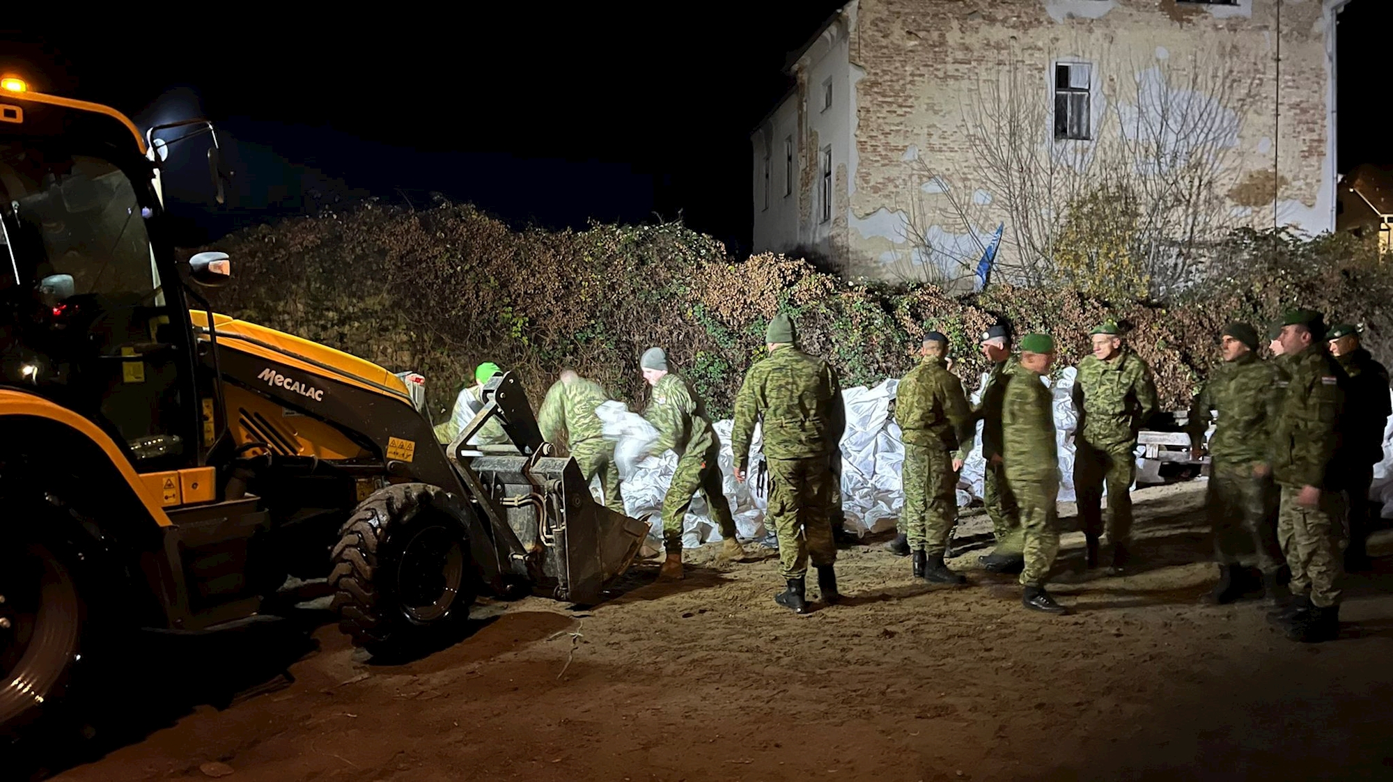 Vojska, vatrogasci i civilna zaštita u Hrvatskoj Kostajnici. "Gradimo obalo-utvrdu"