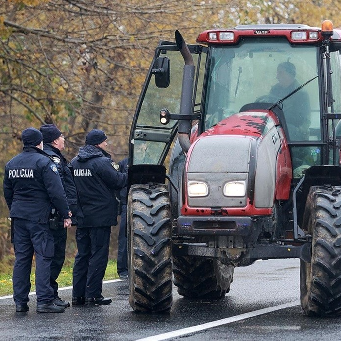 FOTO Poljoprivrednici prosvjeduju. Okupili se pred Ministarstvom, ali i u Slavoniji