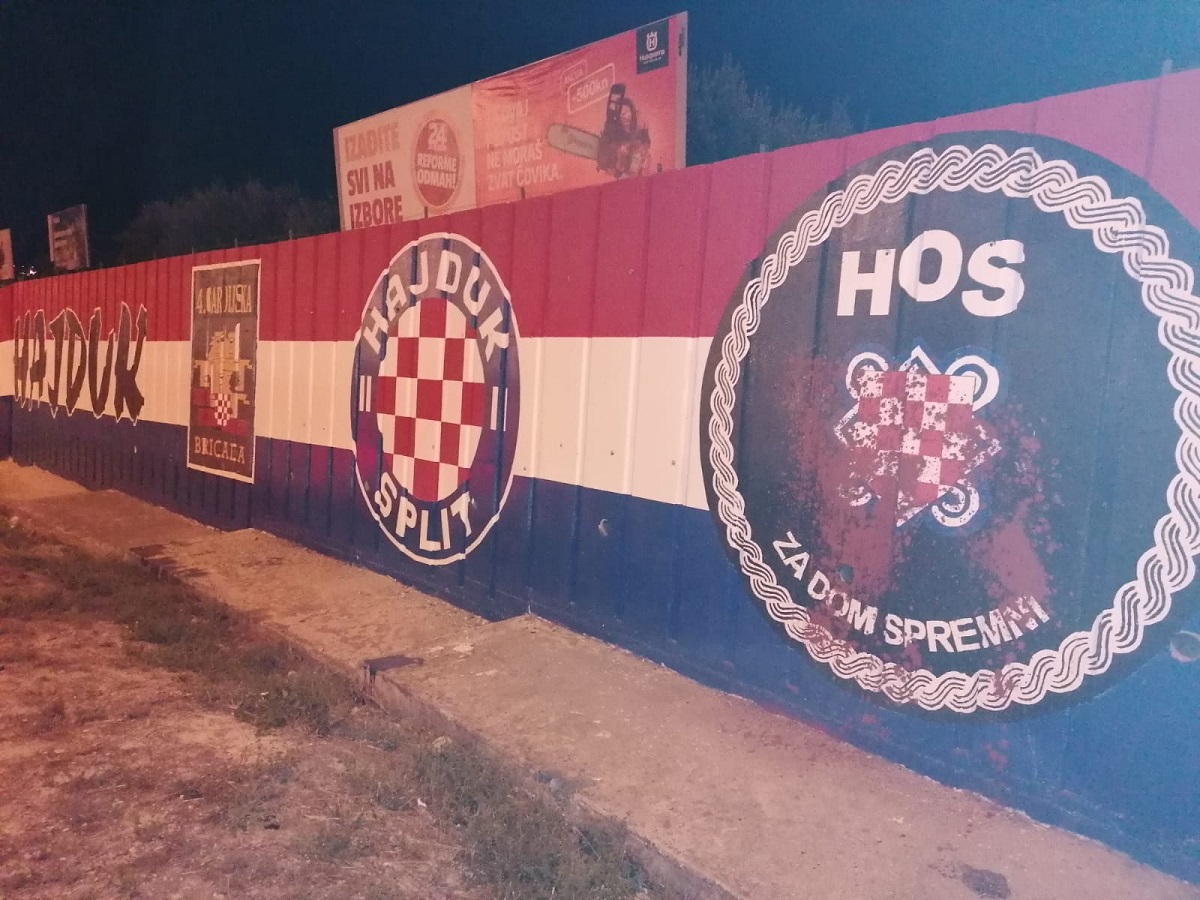 U Splitu grb HOS-a išaran crvenom bojom