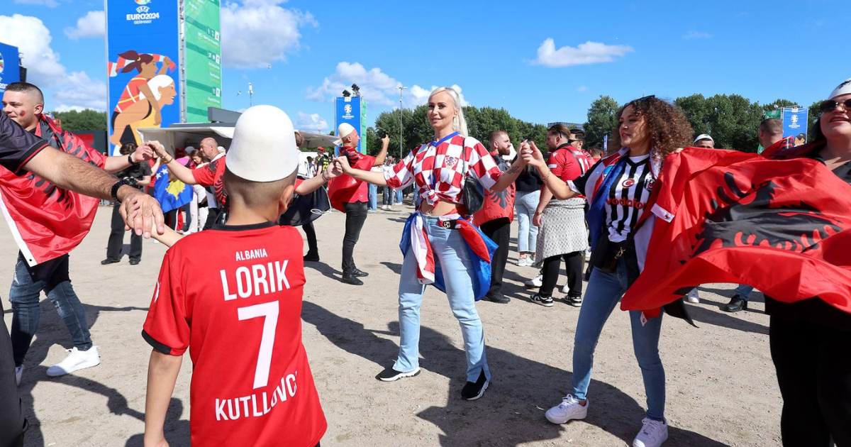 Hrvatska navijačica u Hamburgu zaplesala kolo s Albancima