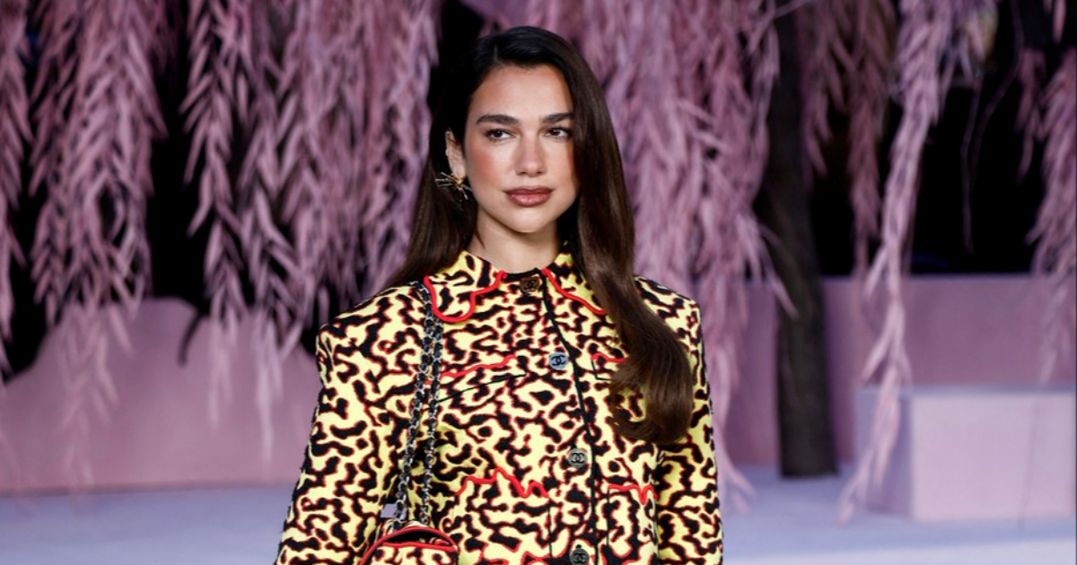 Dua Lipa u žutom kompletu privukla poglede na Chanelovoj reviji u Parizu