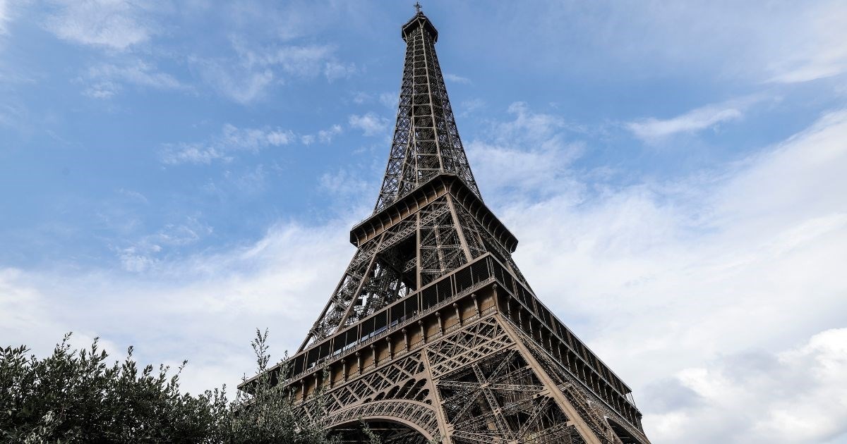 Da bi se zaštitio od hrđe i propadanja, Eiffelov toranj dobiva još jedan sloj boje