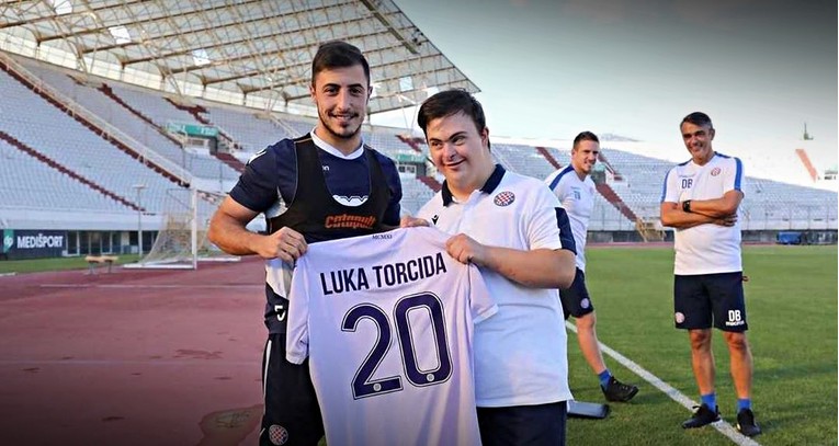Luka Torcida proslavio 20. rođendan na treningu Hajduka, dobio je i dres