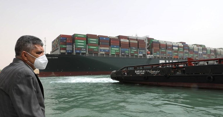 Brod koji je zapeo u Sueskom kanalu ugrožava prijevoz robe širom svijeta