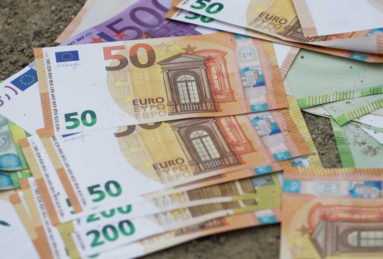Euro skliznuo s najviše razine u 18 mjeseci