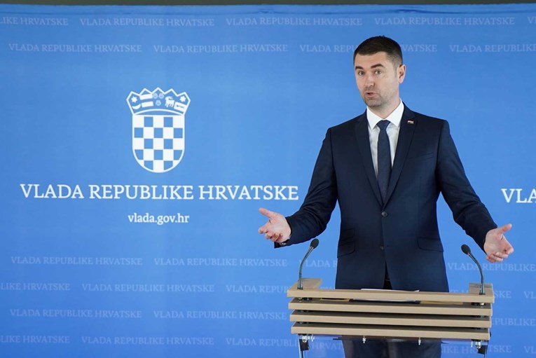 VIDEO Filipović na presici pokazivao na hrvatsku zastavu na odijelu: To nije šminka