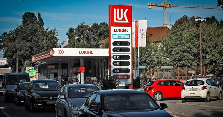 Hrvati i dalje najnormalnije pune gorivo na Lukoilovim pumpama. Kako je to moguće?