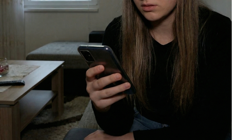 Lažnim predstavljanjem na mobilnoj aplikaciji prevarant prevario 21-godišnjakinju