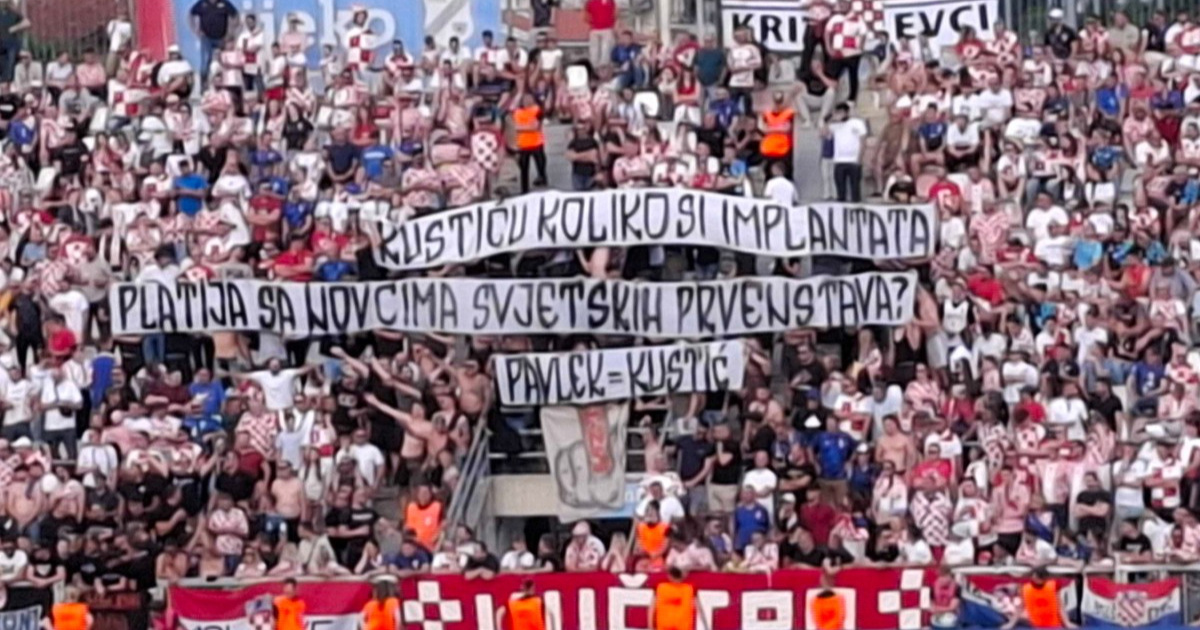FOTO Torcida se odvojila i digla dva transparenta protiv HNS-a. "Pavlek=Kustić"