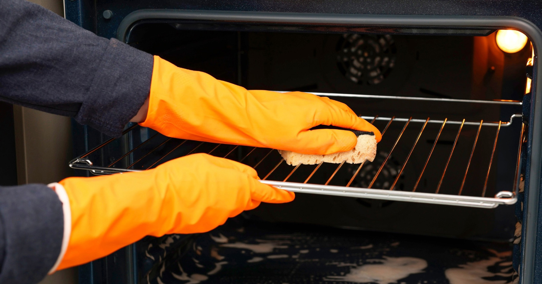 Mučite se s čišćenjem masnih rešetki pećnice? Upotrijebite sastojak iz smočnice