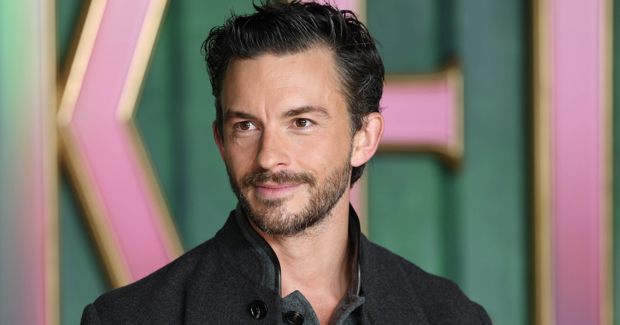 Jonathan Bailey o očinstvu: "Privilegija je biti gej jer nema biološkog sata"