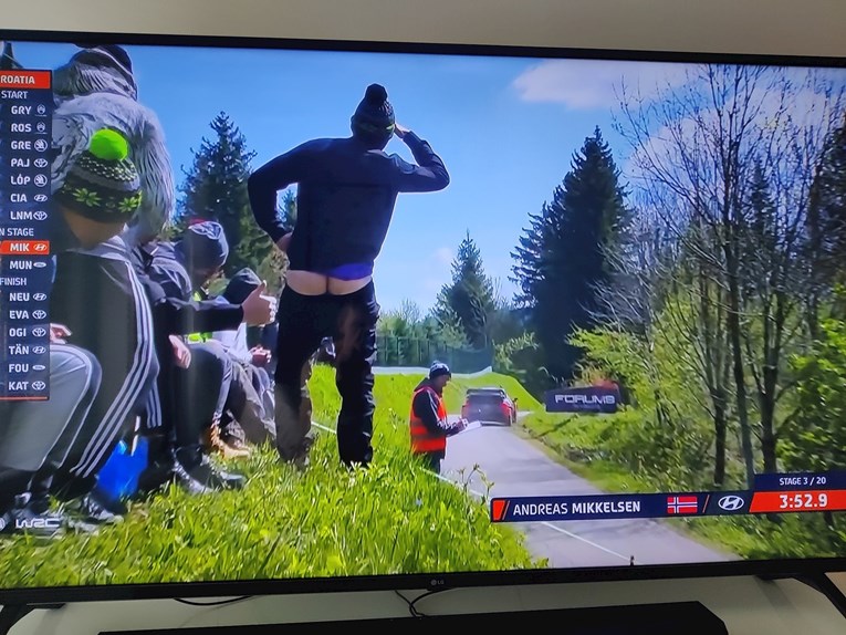Navijač WRC Croatia Rallyja pokazao golu stražnjicu tijekom TV prijenosa