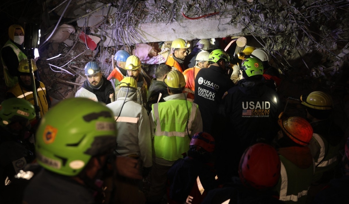 VIDEO Trudna žena i njezina malena kći spašene iz ruševina nakon 115 sati