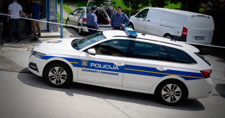 Policajac u Zagrebu otvorio vrata i udario čovjeka na romobilu. Pobjegao je