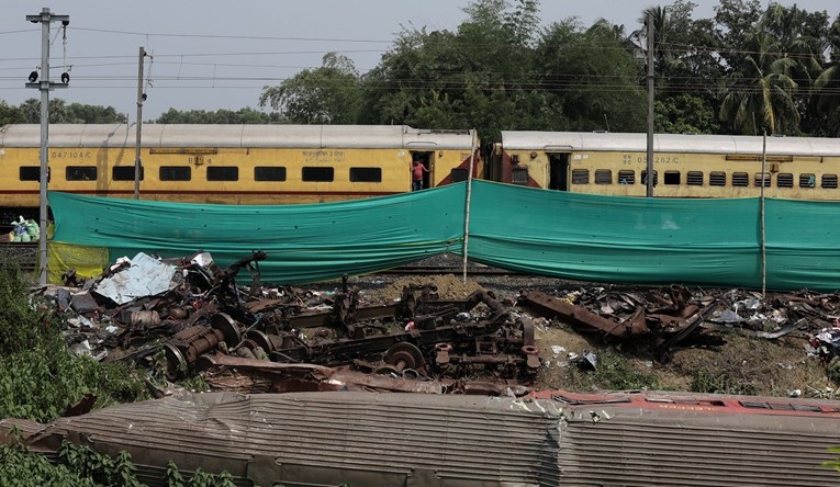 Preko 100 tijela još uvijek nije preuzeto iz mrtvačnica nakon nesreće u Indiji