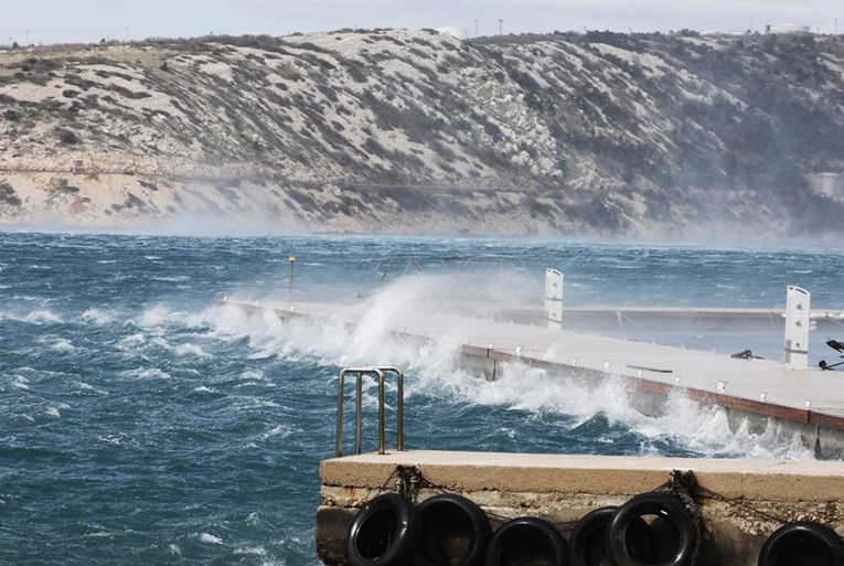 Bura zaustavila trajekte i katamarane. Prekinute neke linije prema dalmatinskim otocima