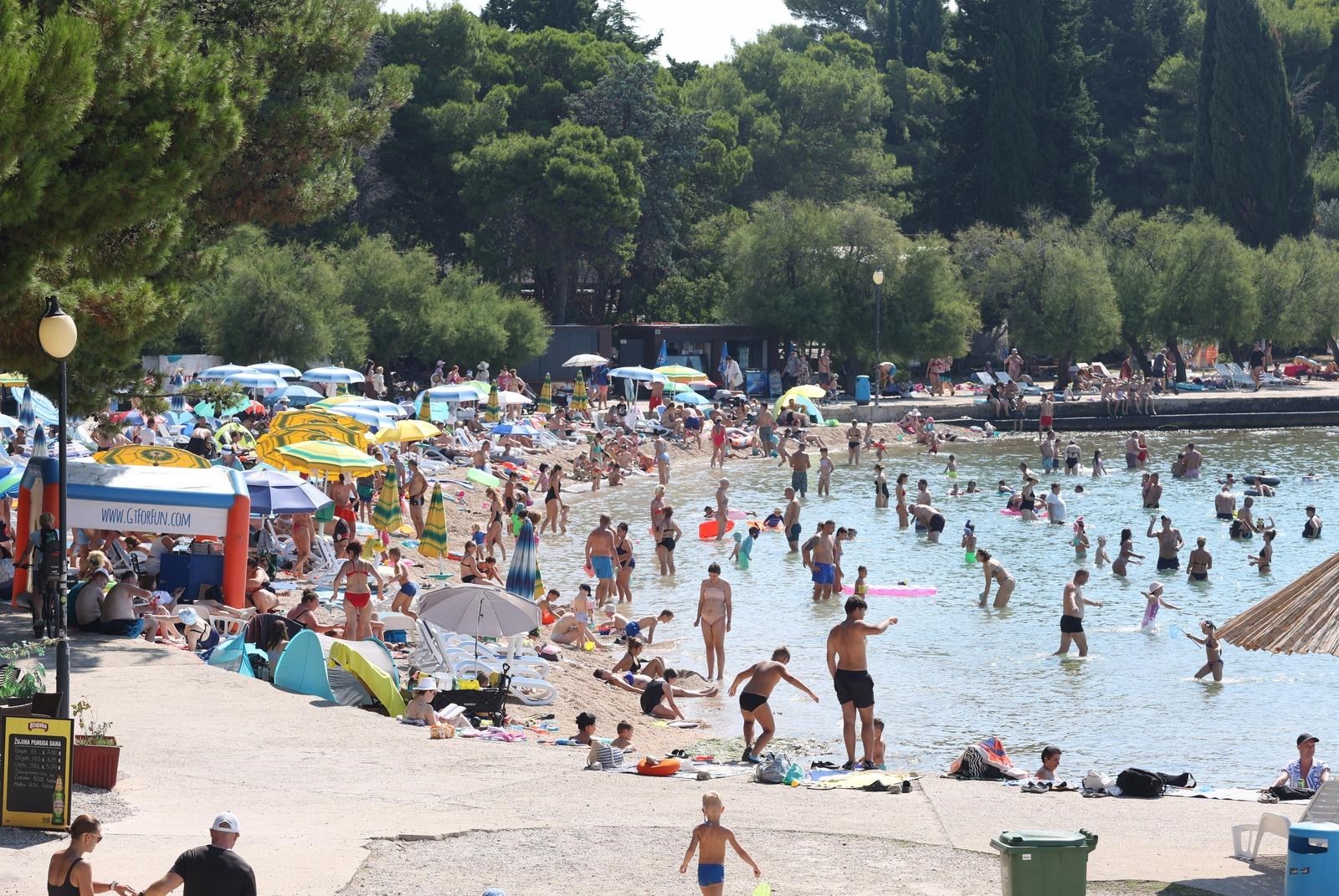 FOTO Ovako izgleda plaža nedjeljom u Vodicama