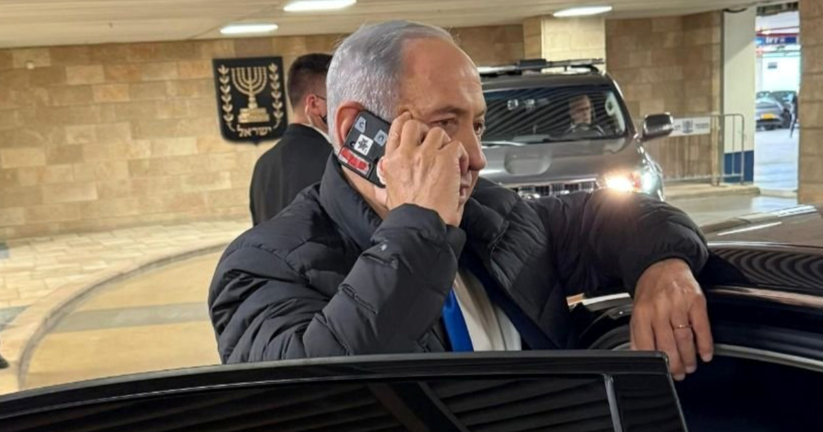 Kruži fotografija Netanyahua s mobitelom. Preko kamere je zalijepio traku