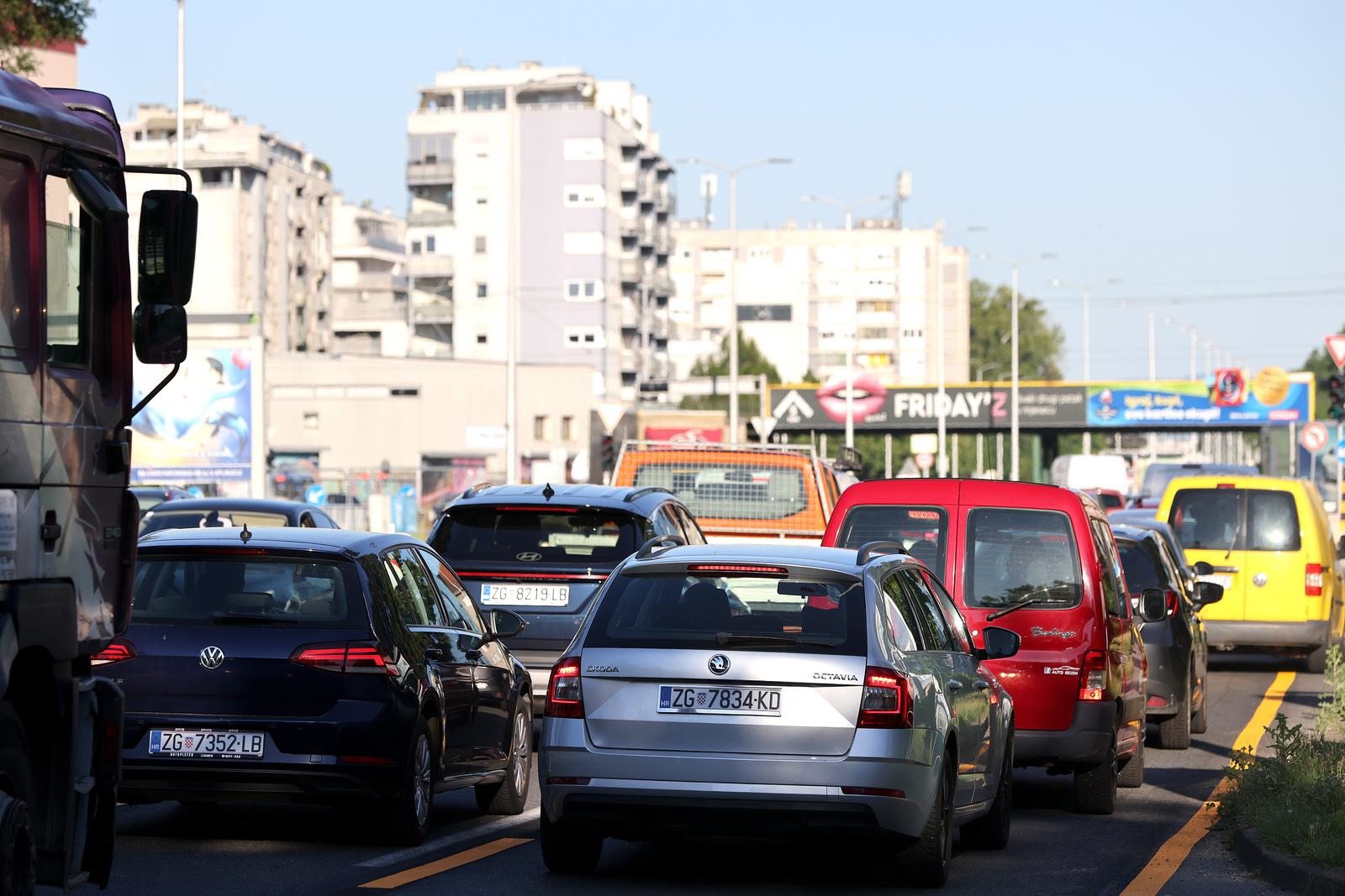 VIDEO I FOTO Zbog kvara bagera opet uvedena posebna regulacija prometa kod Vjesnika